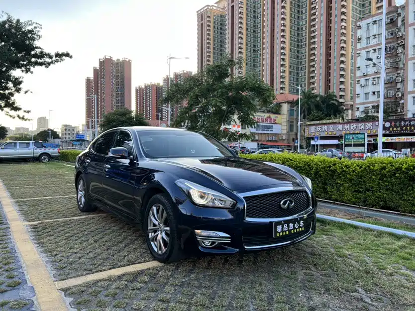 Infiniti Q70 2019