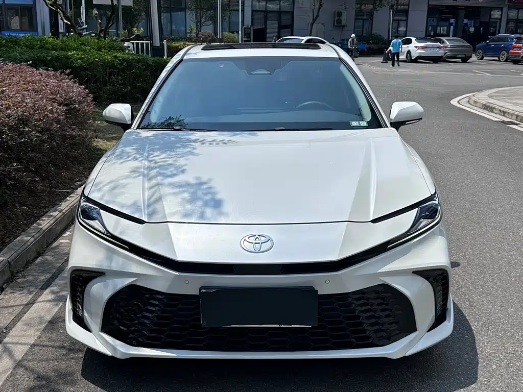 Toyota Camry 2025 — фото 13