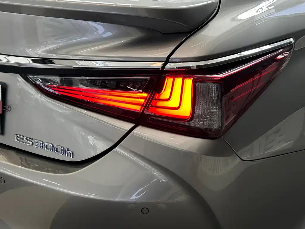 Lexus ES 2022 — фото 16