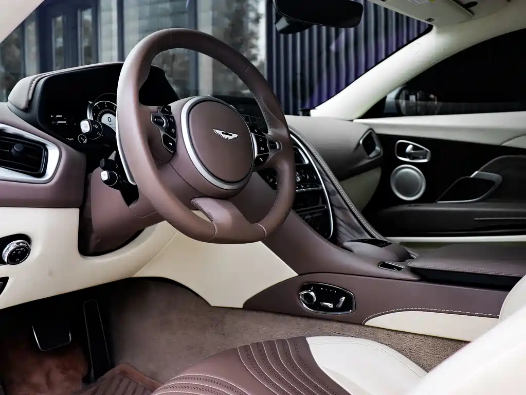 Aston Martin DB11 2018 — фото 13