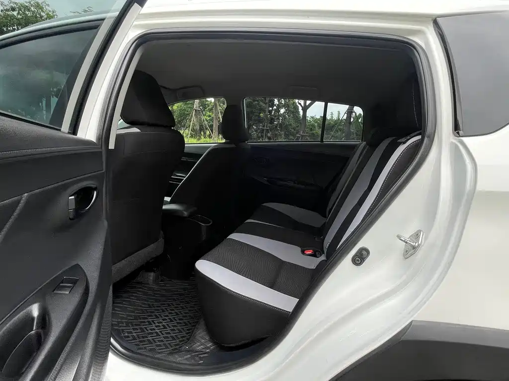 Toyota Yaris L 2020 — фото 6