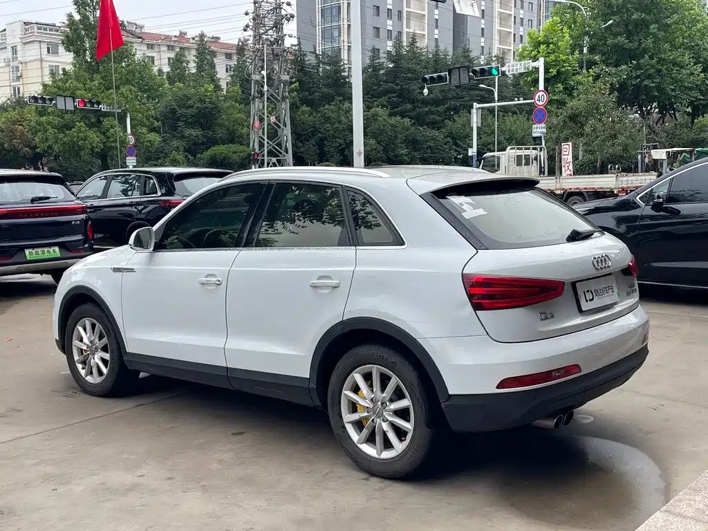 Audi Q3 2015 — фото 9