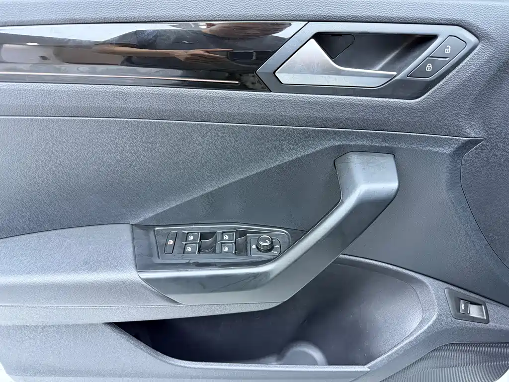 Volkswagen T-Roc 2023 — фото 8