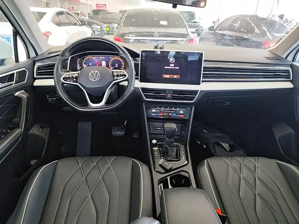 Volkswagen Tiguan L 2023 — фото 10