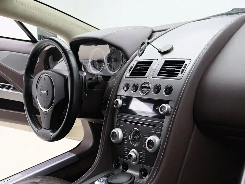 Aston Martin Rapide 2011 — фото 10