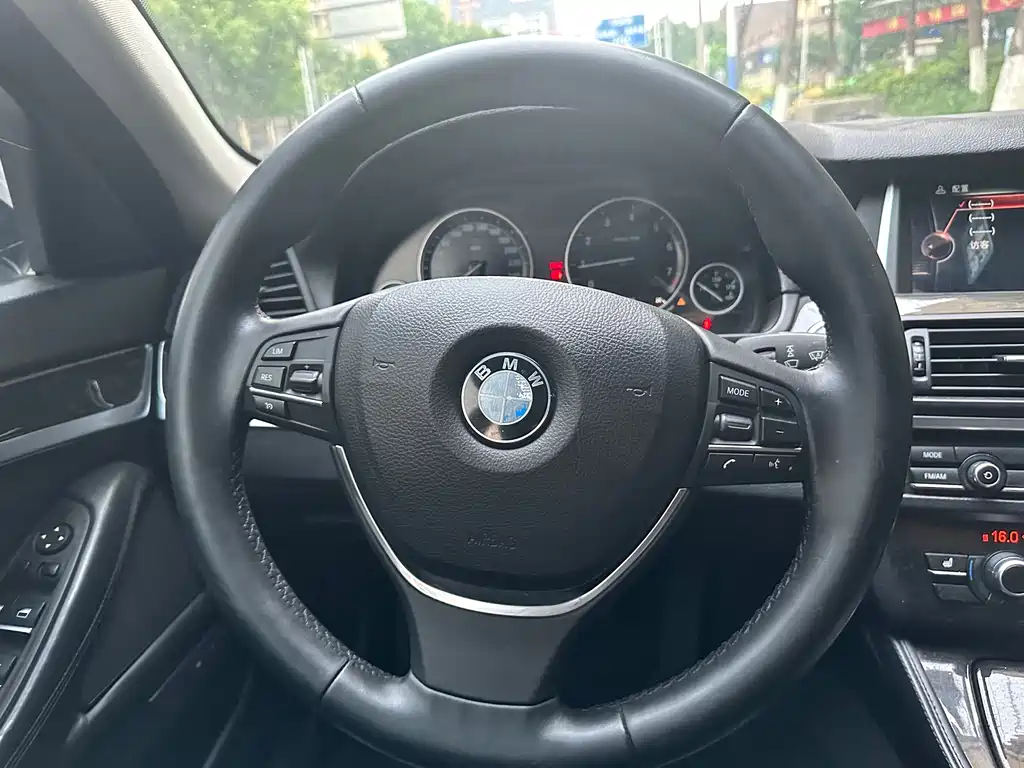 BMW 5 Series 2015 — фото 25