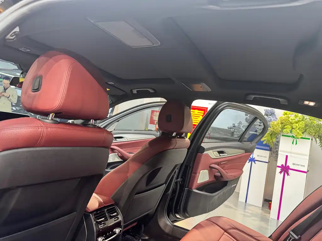 BMW 5 Series 2018 — фото 11