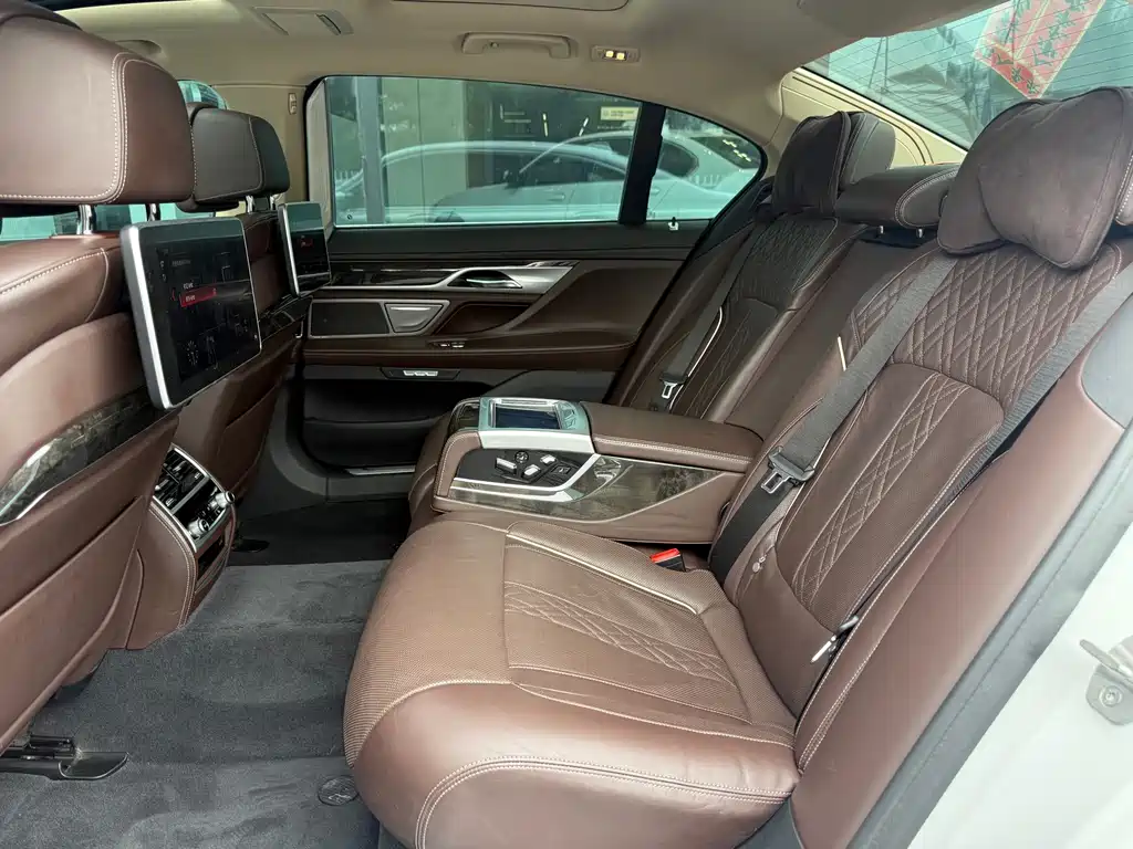 BMW 7 Series 2018 — фото 6
