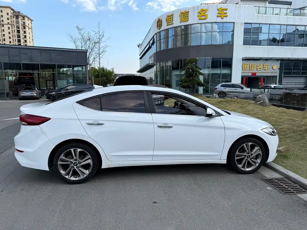 Hyundai Elantra 2018 — фото 11