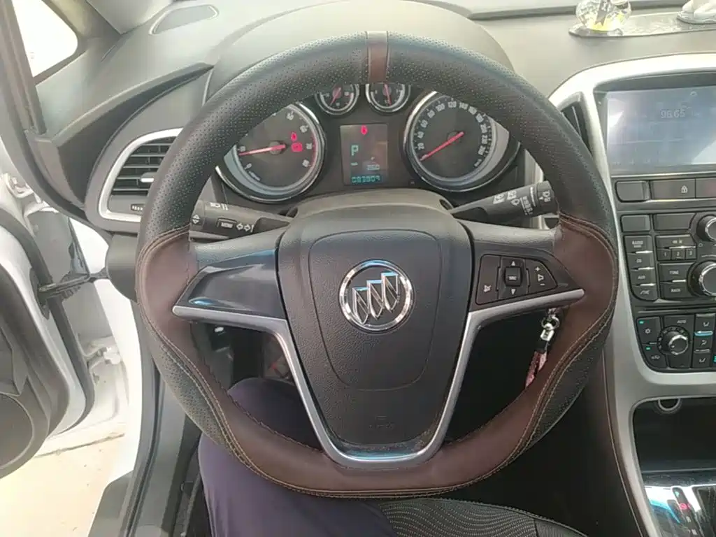 Buick Excelle 2015 — фото 11
