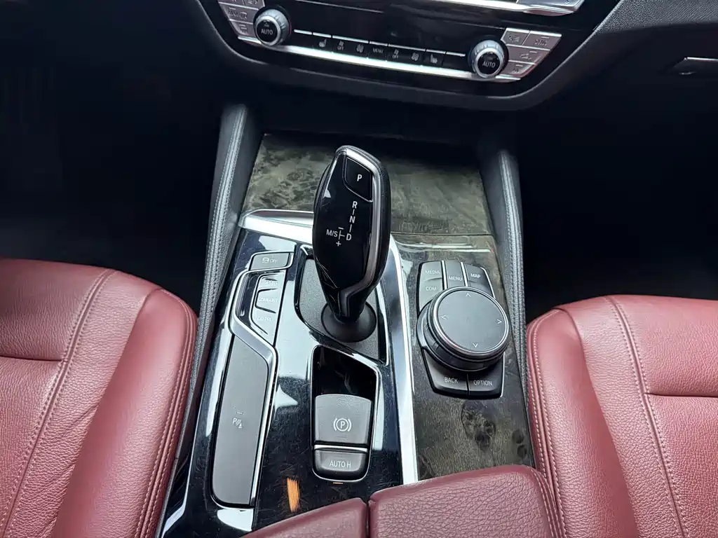 BMW 5 Series 2019 — фото 13