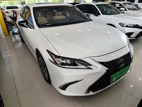 Lexus ES 2024