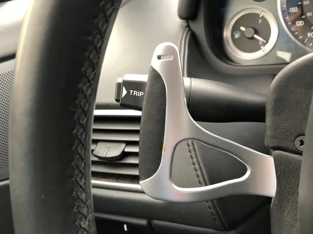 Aston Martin Rapide 2018 — фото 21