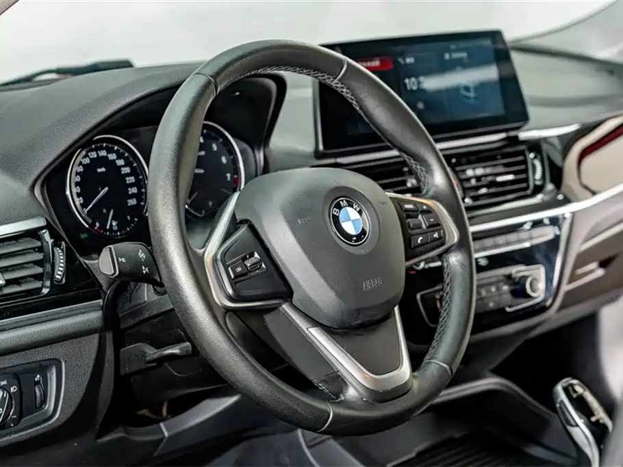 BMW 1 Series 2022 — фото 10