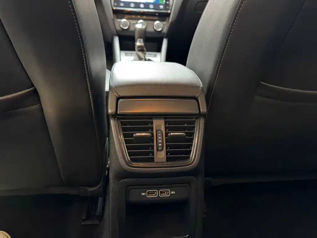 Skoda Octavia 2021 — фото 11