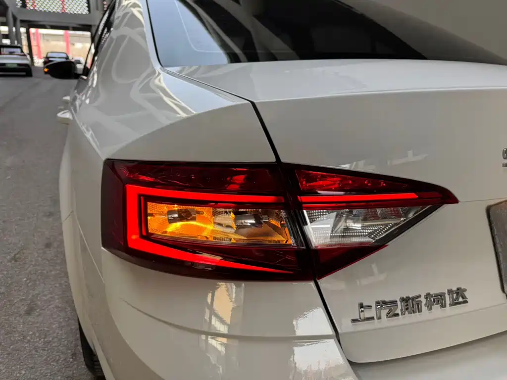 Skoda Octavia 2021 — фото 18
