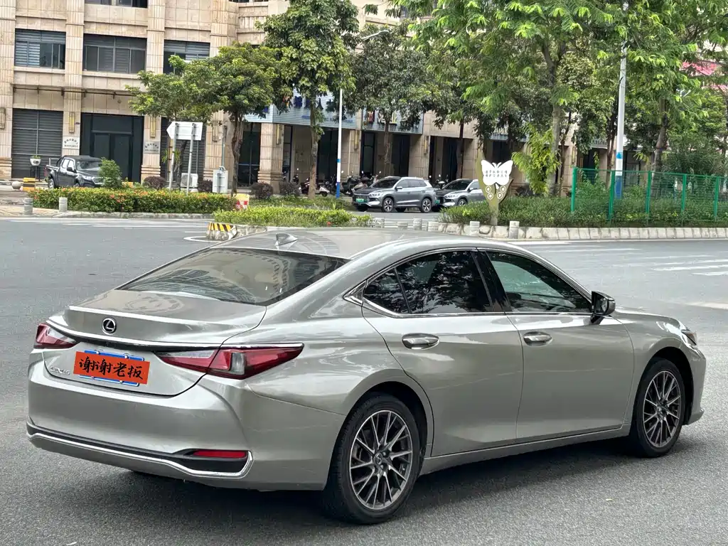 Lexus ES 2020 — фото 9