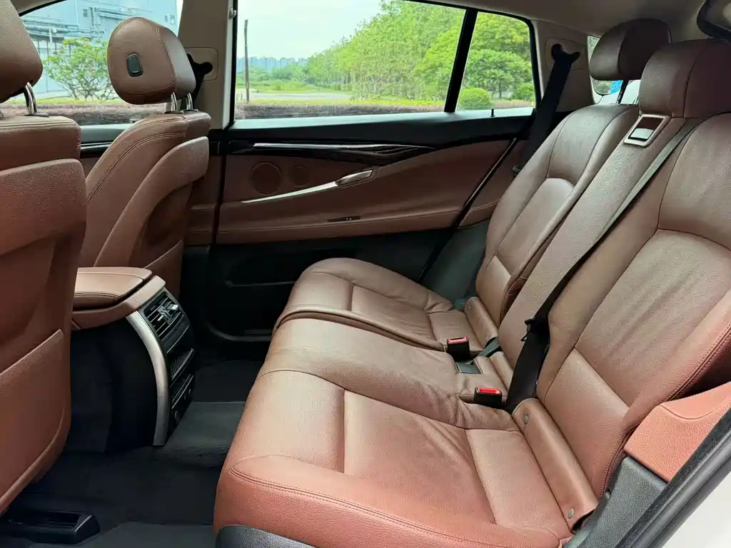 BMW 5 Series GT 2015 — фото 9