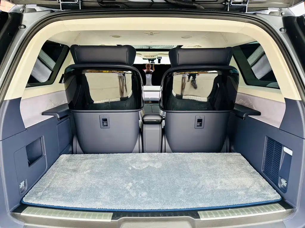 Lincoln Navigator One 2023 — фото 14