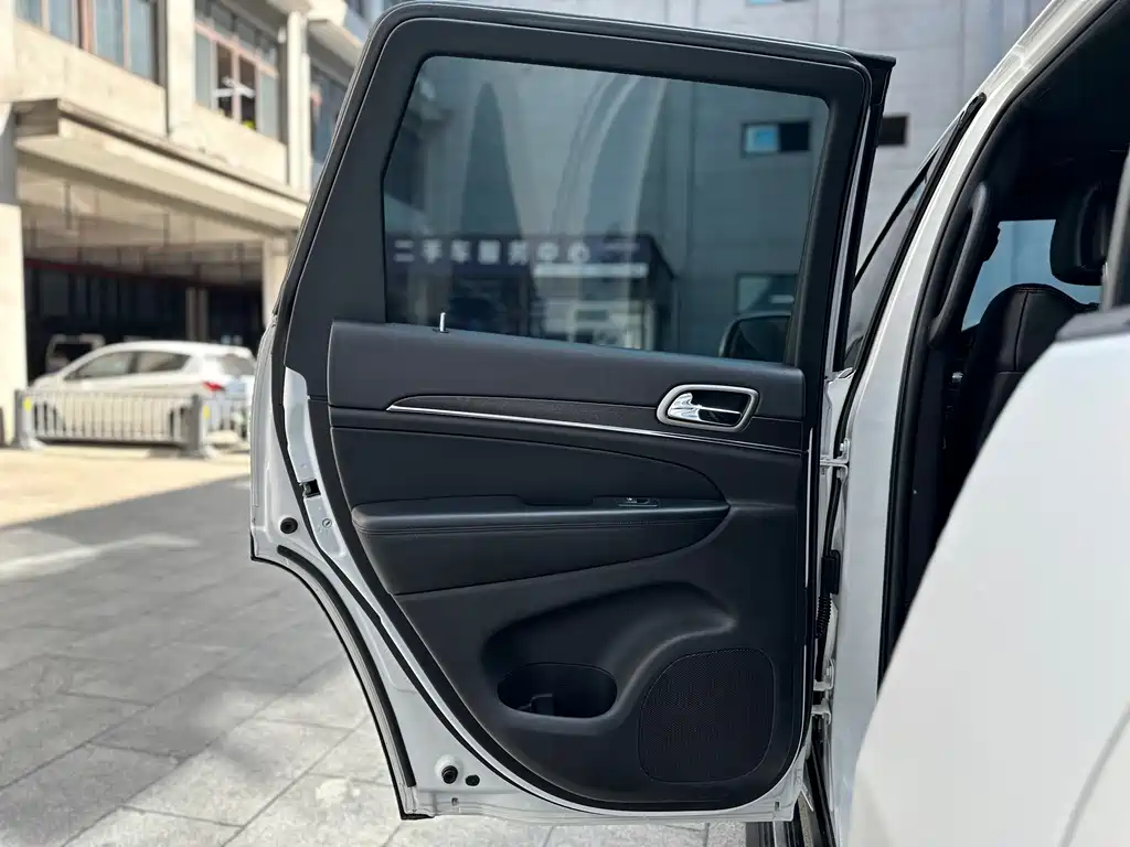 Jeep Grand Cherokee 2019 — фото 12