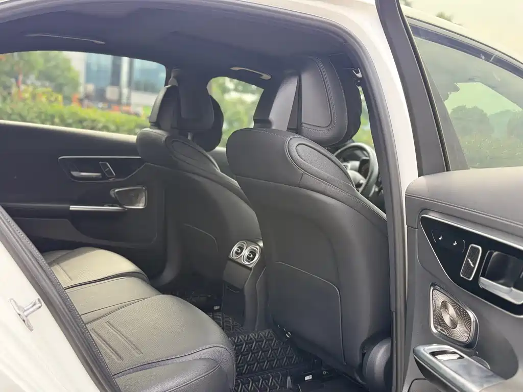 Mercedes-Benz C-Class 2023 — фото 11