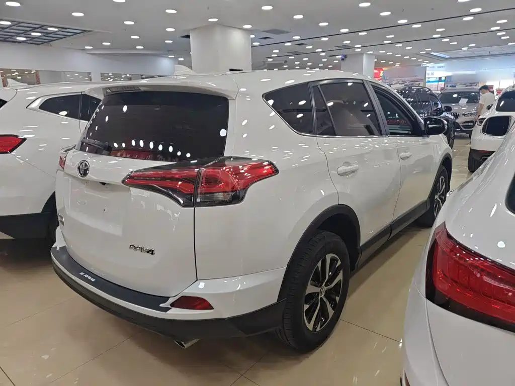Toyota RAV4 2019 — фото 5