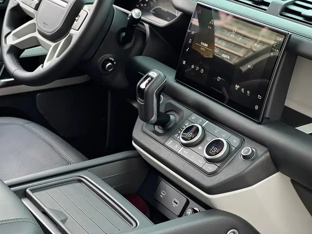 Land Rover Defender 2023 — фото 13