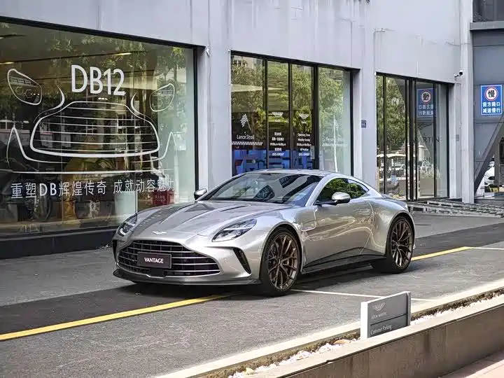 Aston Martin V8 Vantage 2025 — фото 1