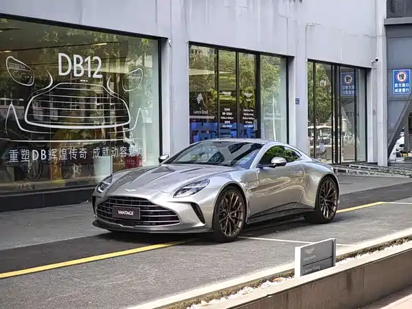 Aston Martin V8 Vantage 2025