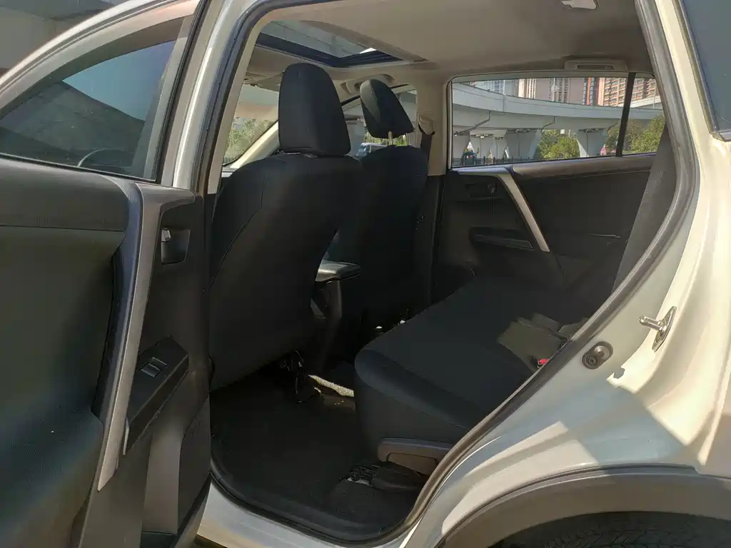 Toyota RAV4 2019 — фото 12