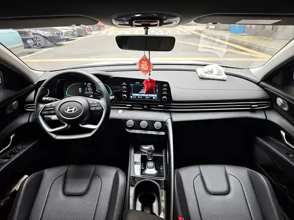 Hyundai Elantra 2025