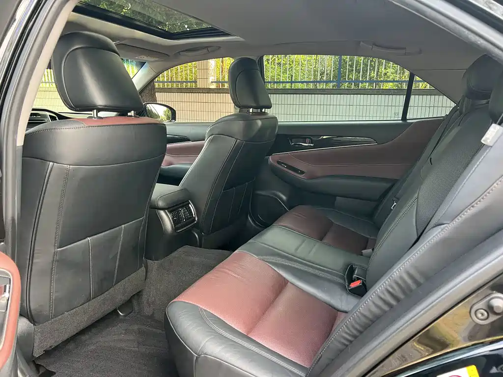 Toyota Crown 2018 — фото 10