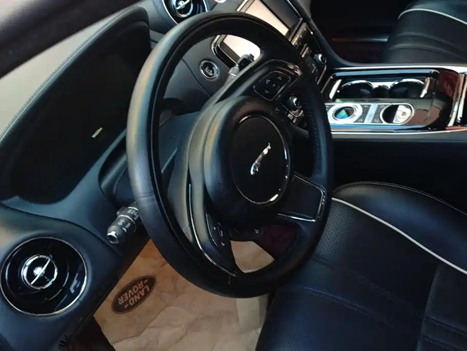 Jaguar XJ 2017 — фото 15