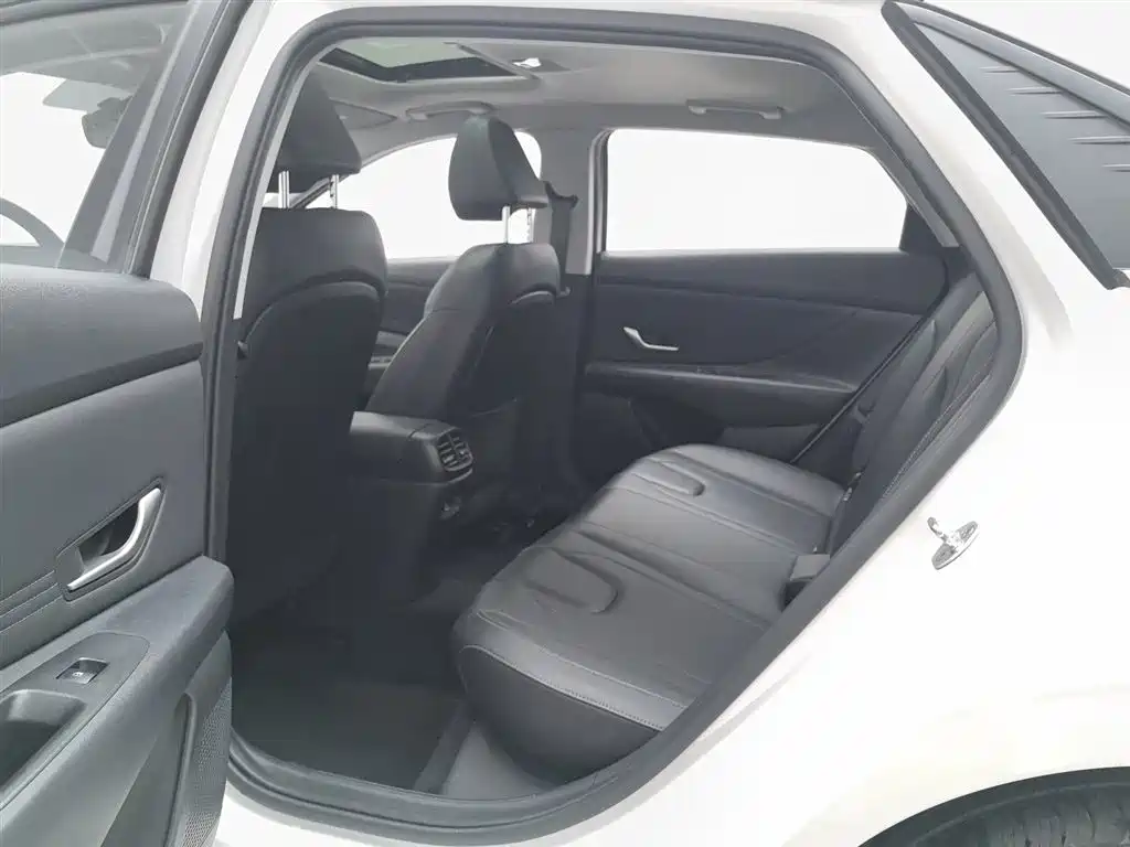 Hyundai Elantra 2022 — фото 15