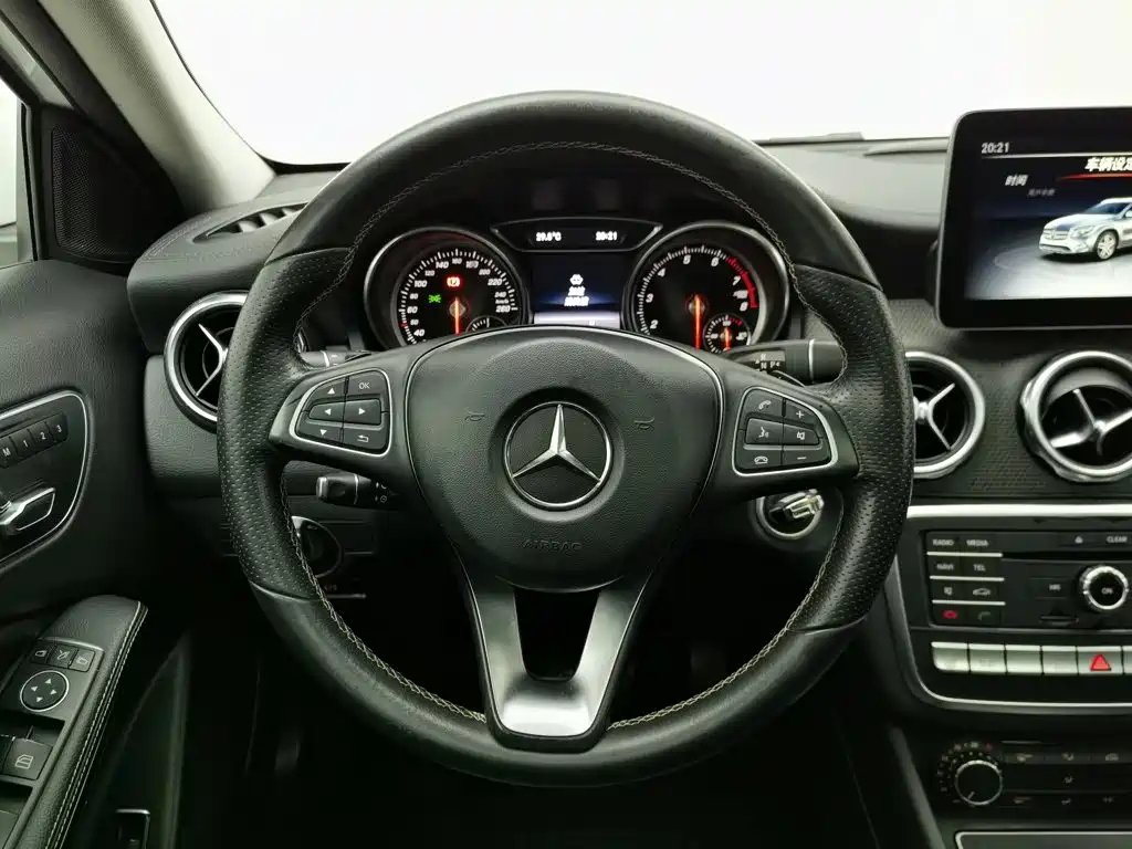 Mercedes-Benz GLA 2017 — фото 11