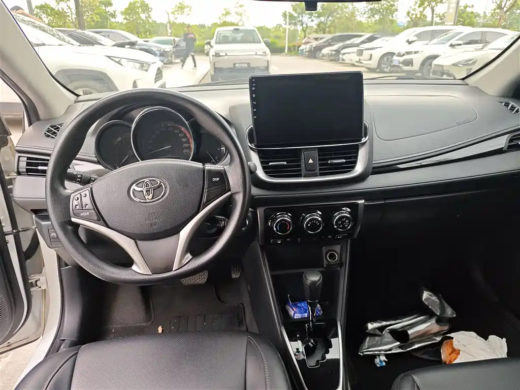 Toyota Yaris L 2023 — фото 18