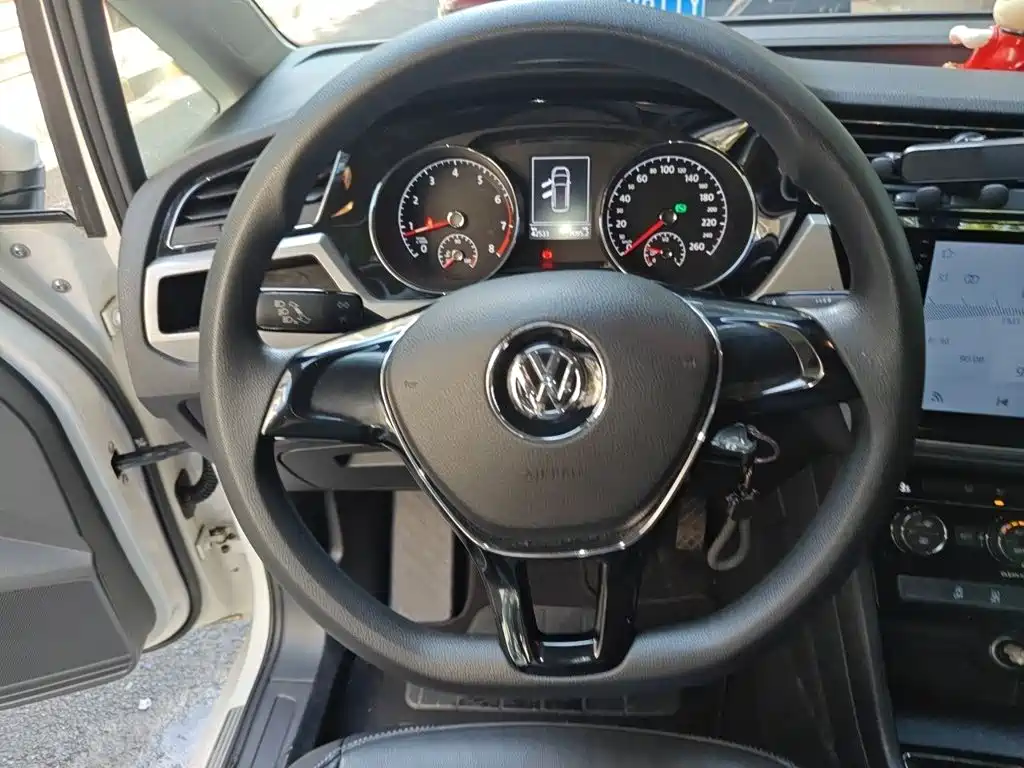 Volkswagen Touran 2017 — фото 3