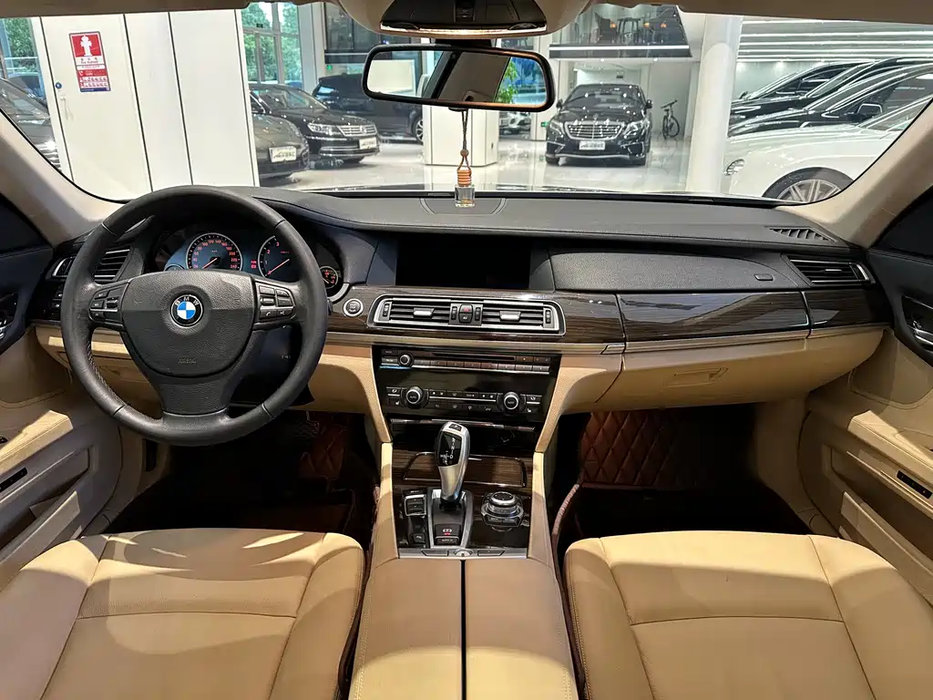 BMW 7 Series 2011 — фото 5