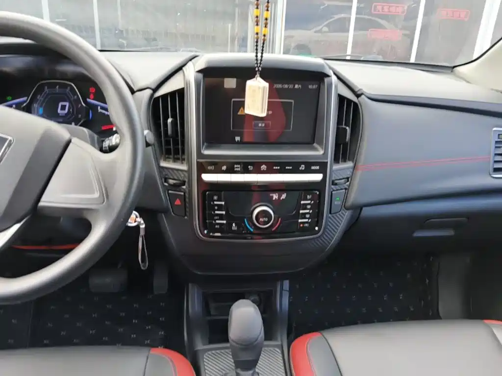 Luxgen U5 SUV 2018 — фото 13