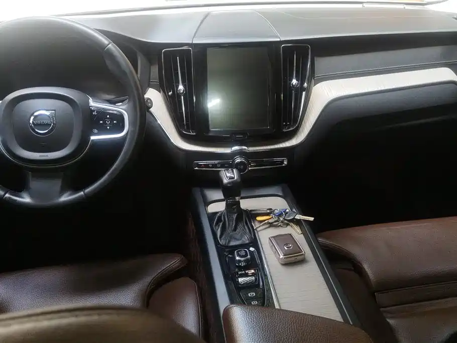 Volvo XC60 2018 — фото 12