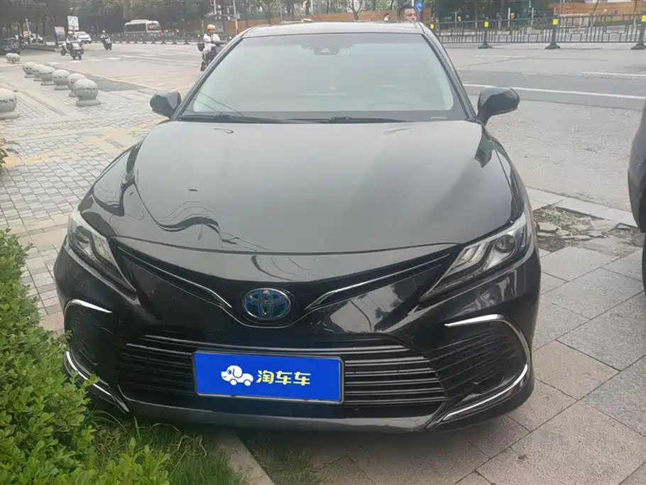 Toyota Camry 2022 — фото 2