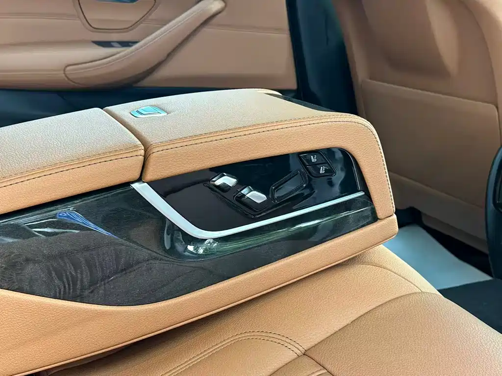 BMW 5 Series 2018 — фото 14