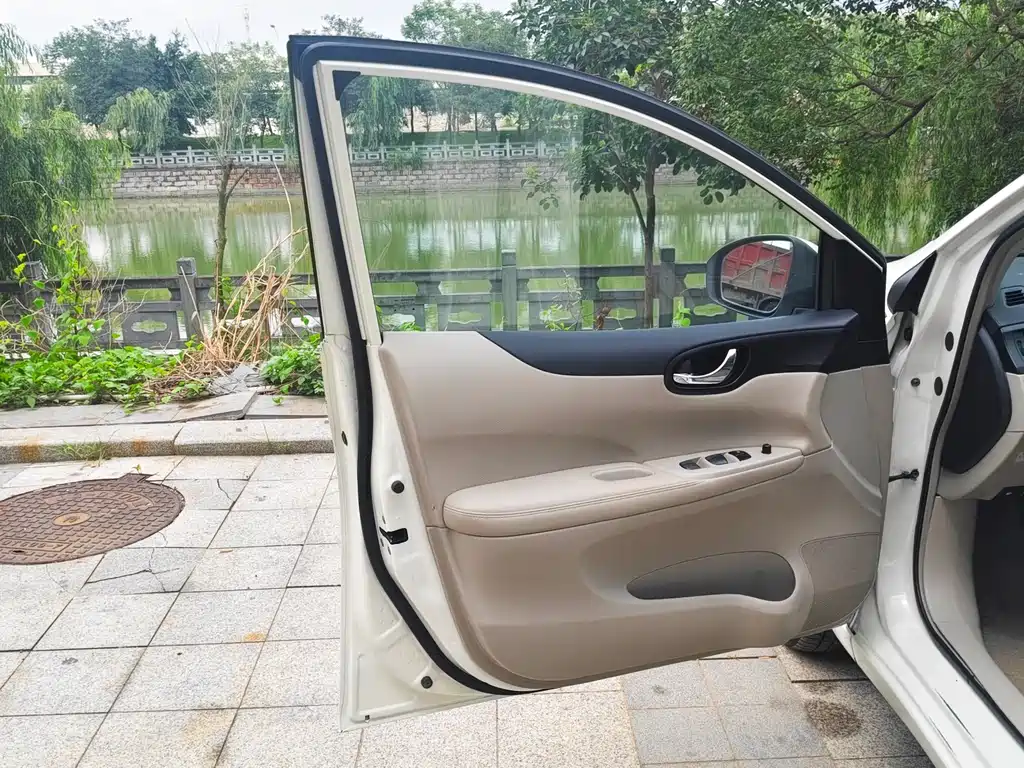 Nissan Tiida 2012