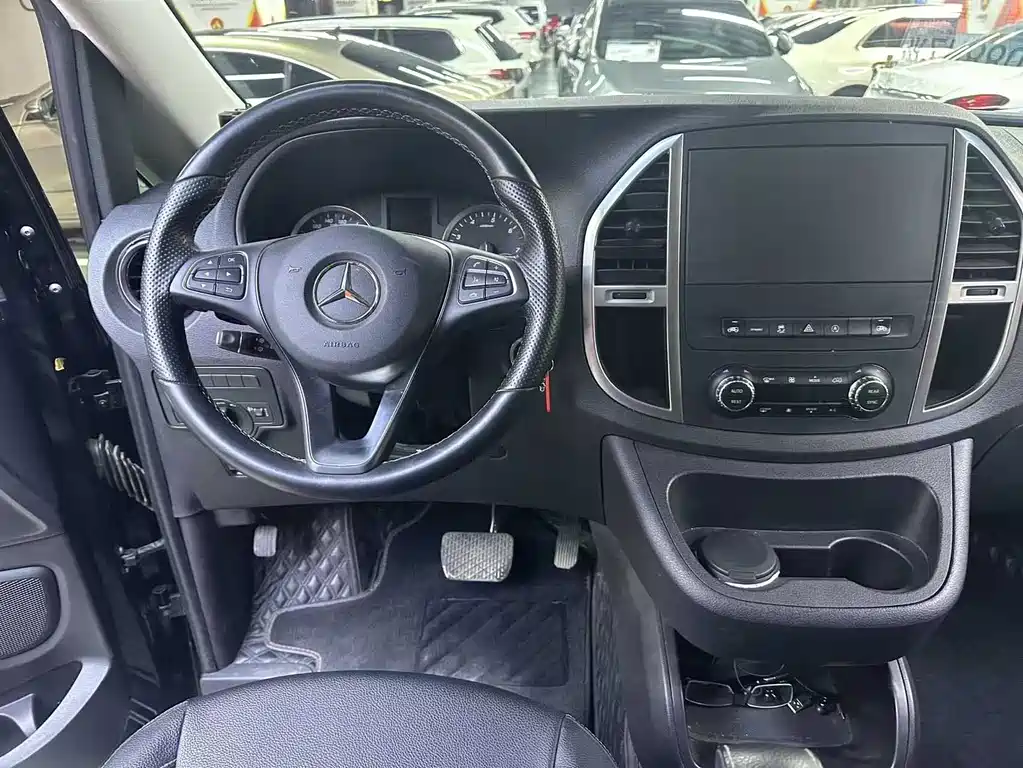 Mercedes-Benz Vito 2023 — фото 16