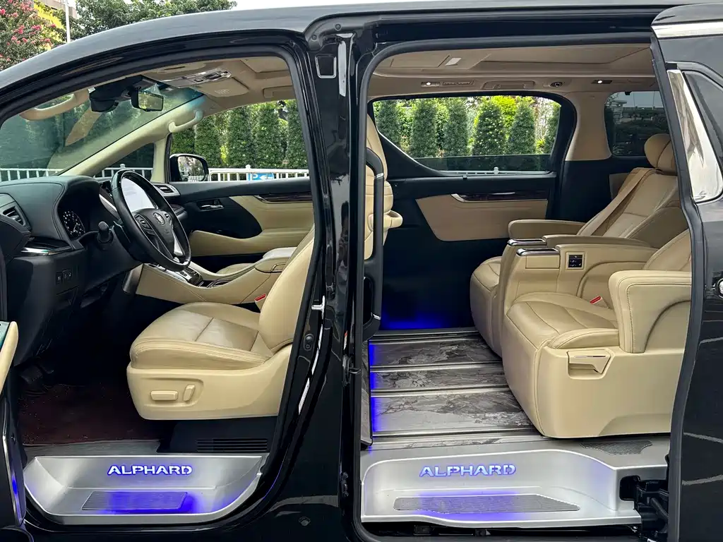 Toyota Alphard 2023 — фото 11