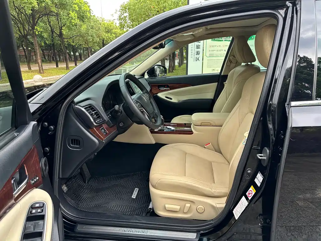 Toyota Crown 2015