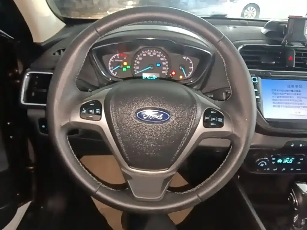 Ford Escort 2015 — фото 11