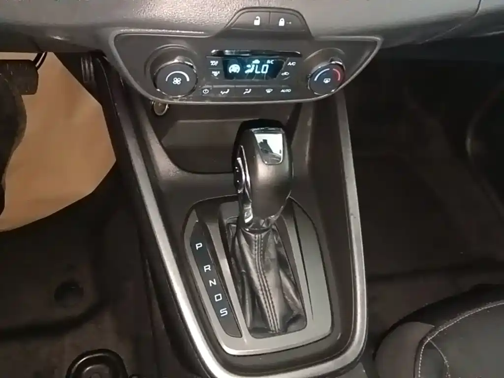 Ford Escort 2015 — фото 14