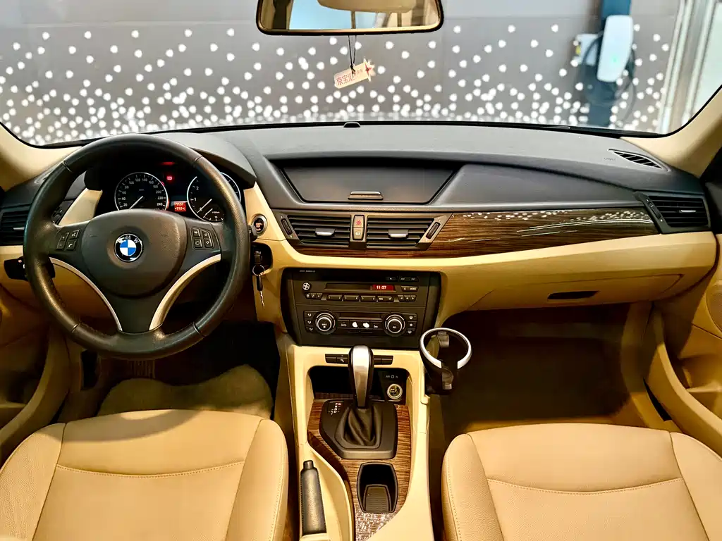 BMW X1 2010 — фото 9