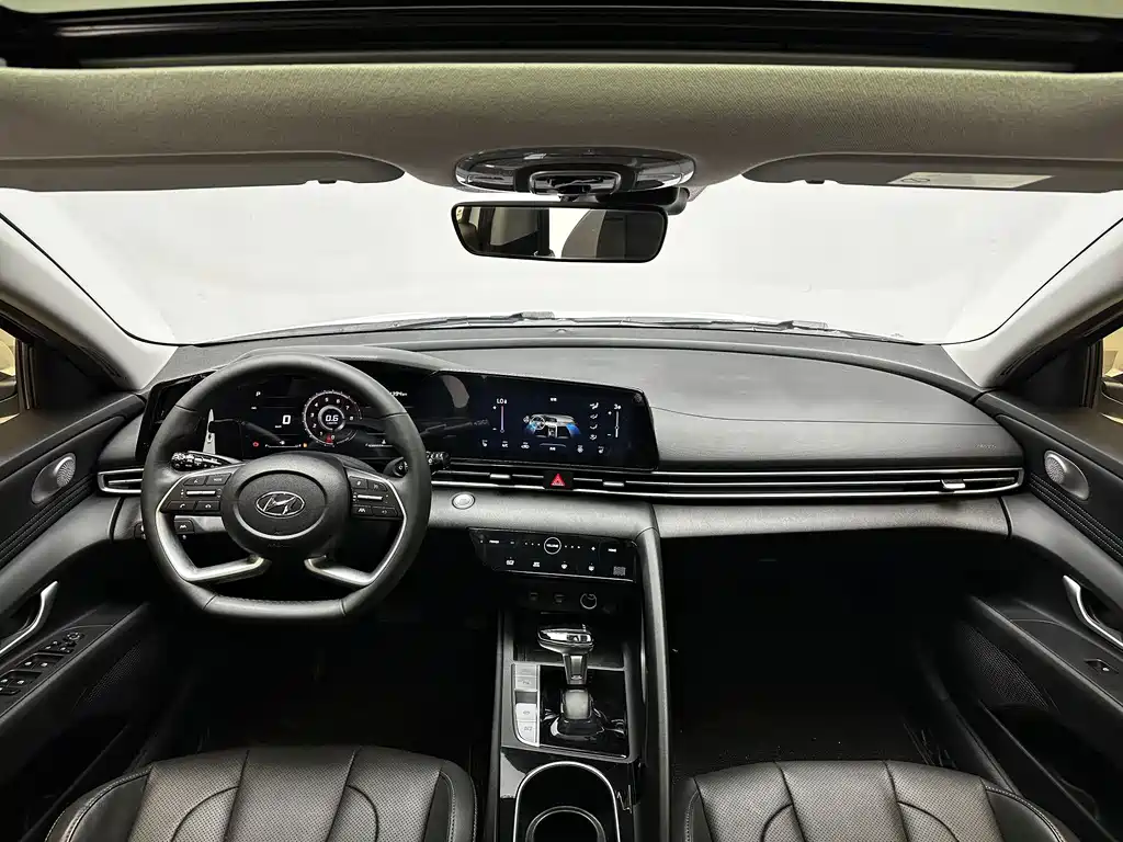 Hyundai Elantra 2023 — фото 14